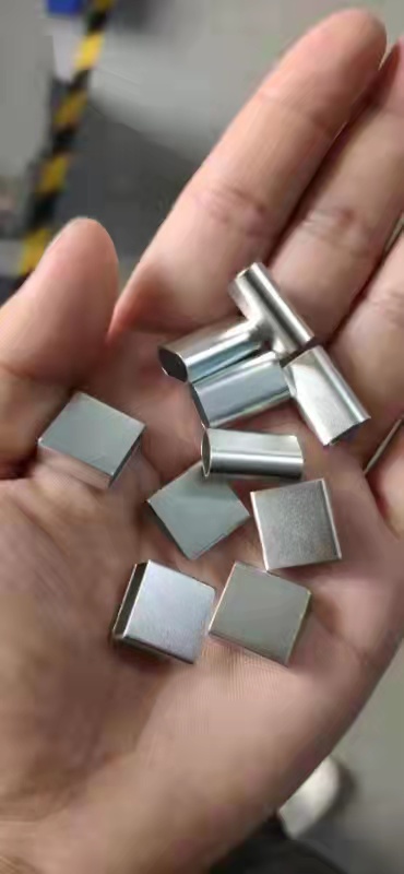 寻求有专业做数据线上的这些铝合金的工件的加工厂，如图，量还可以