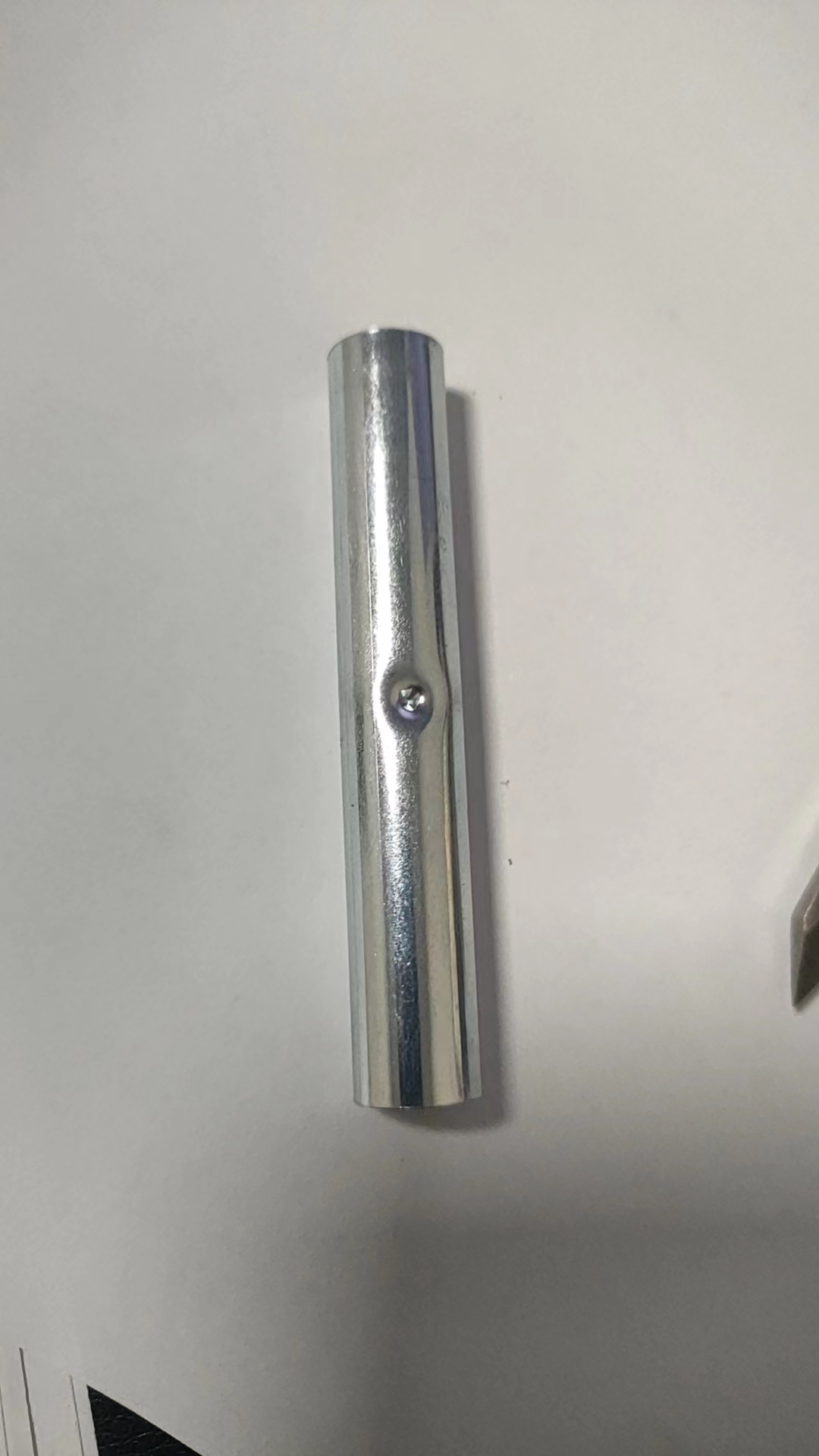 寻求型材合作的加工厂，批次十万件，材质是铁的，铁管件，如图