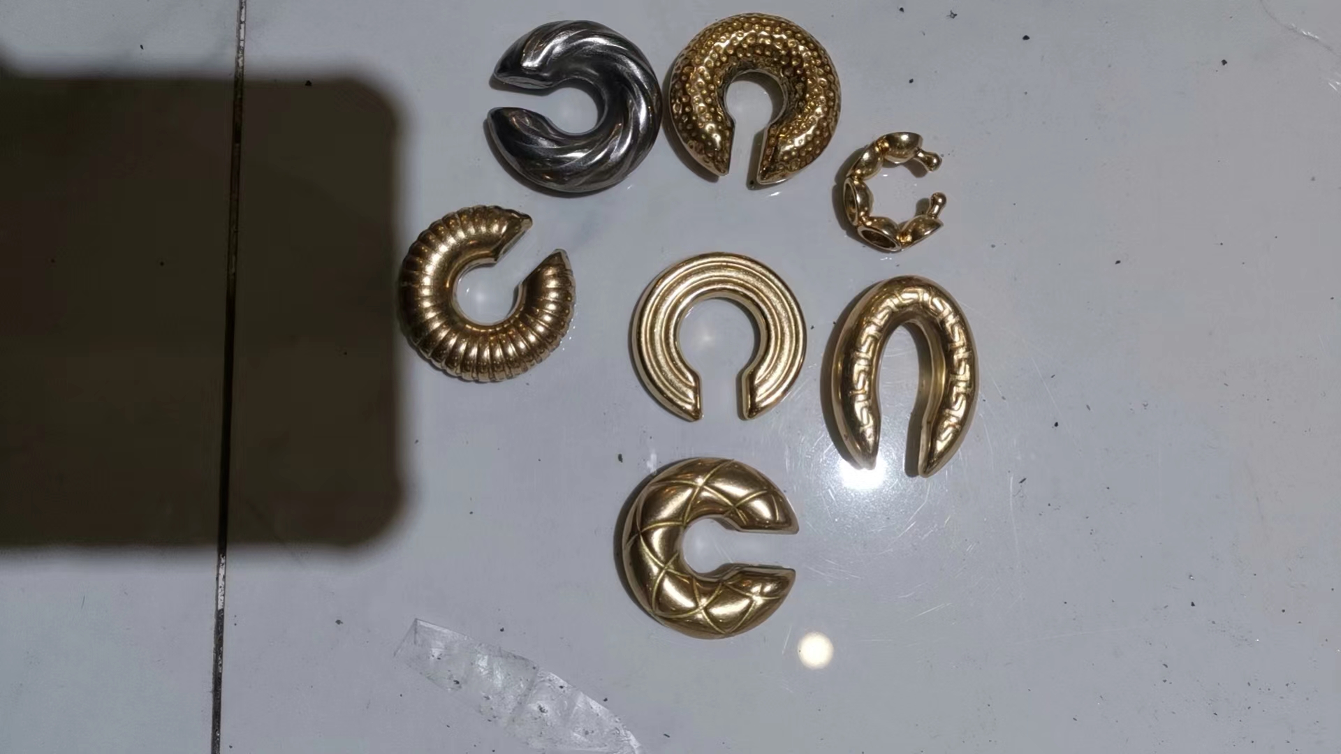 寻滚镀仿金色的加工厂，目前有28公斤的量，如图，铜材质，是一款耳环产品
