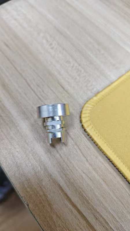 寻走心机加工厂，量有2万，如图，材料黄铜，表面镀银，成品件，含税（13个点）