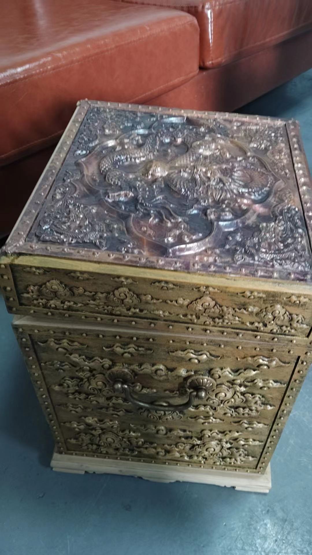 寻模具+表面处理加工厂，每月一万，如图，开模具，包工包料，产品里面是铜