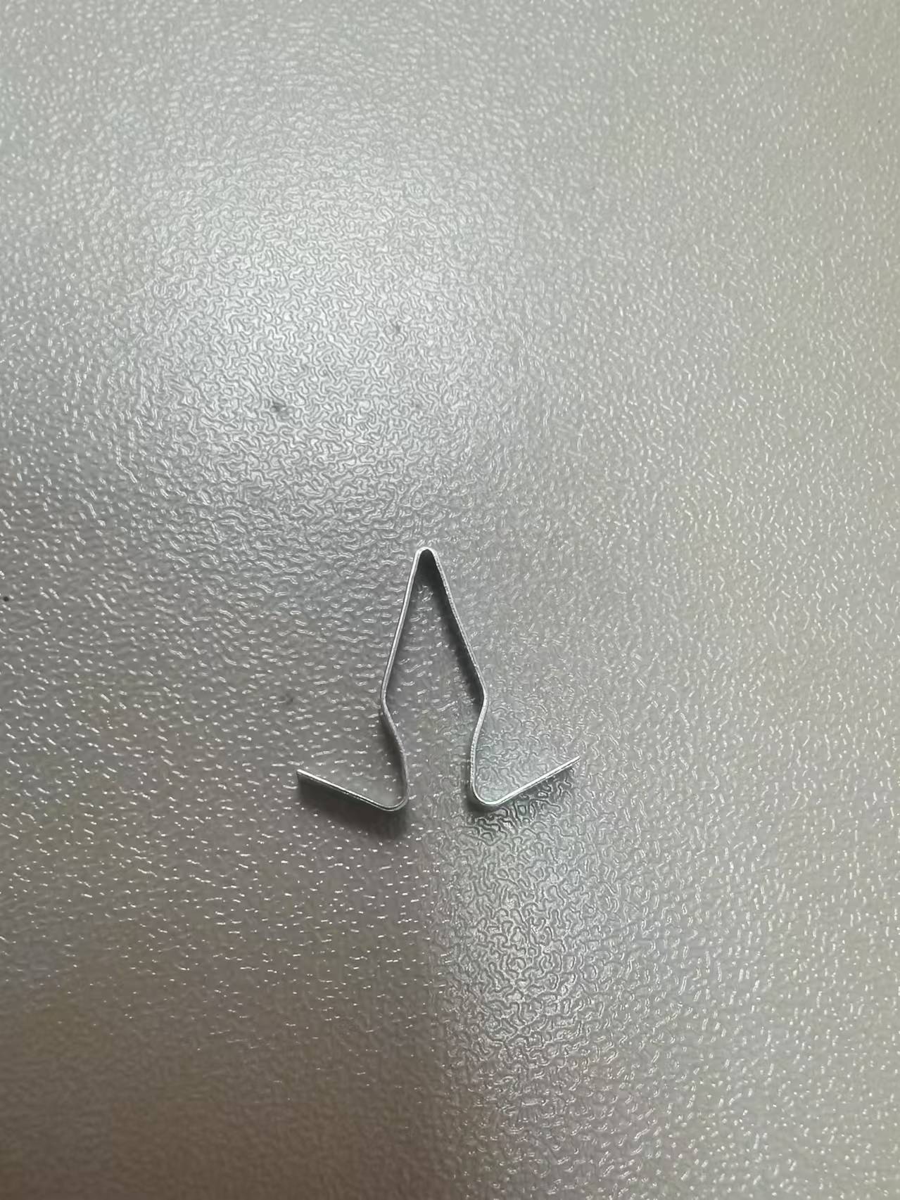 寻能做如图卡扣的加工厂，量有20000个，是一款汽车密封条卡扣
