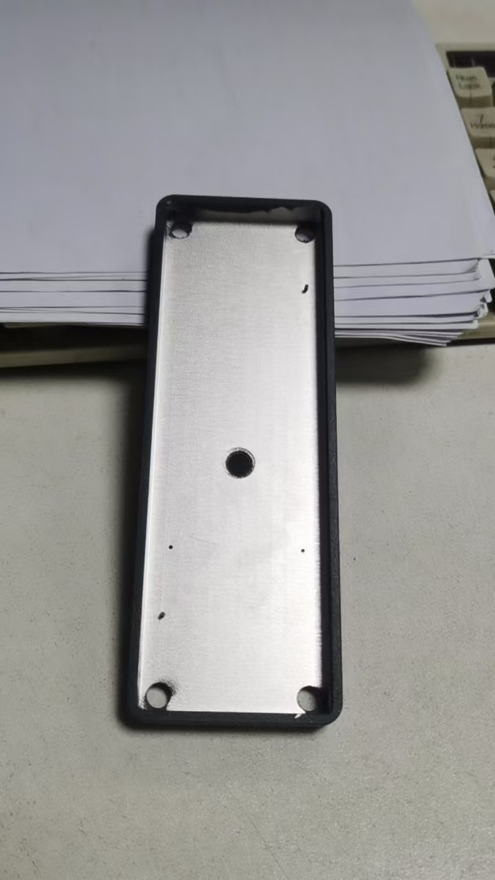 我司找做高温胶贴加工厂，数量有几千件，如图，要求根据我司的产品要定制胶贴的