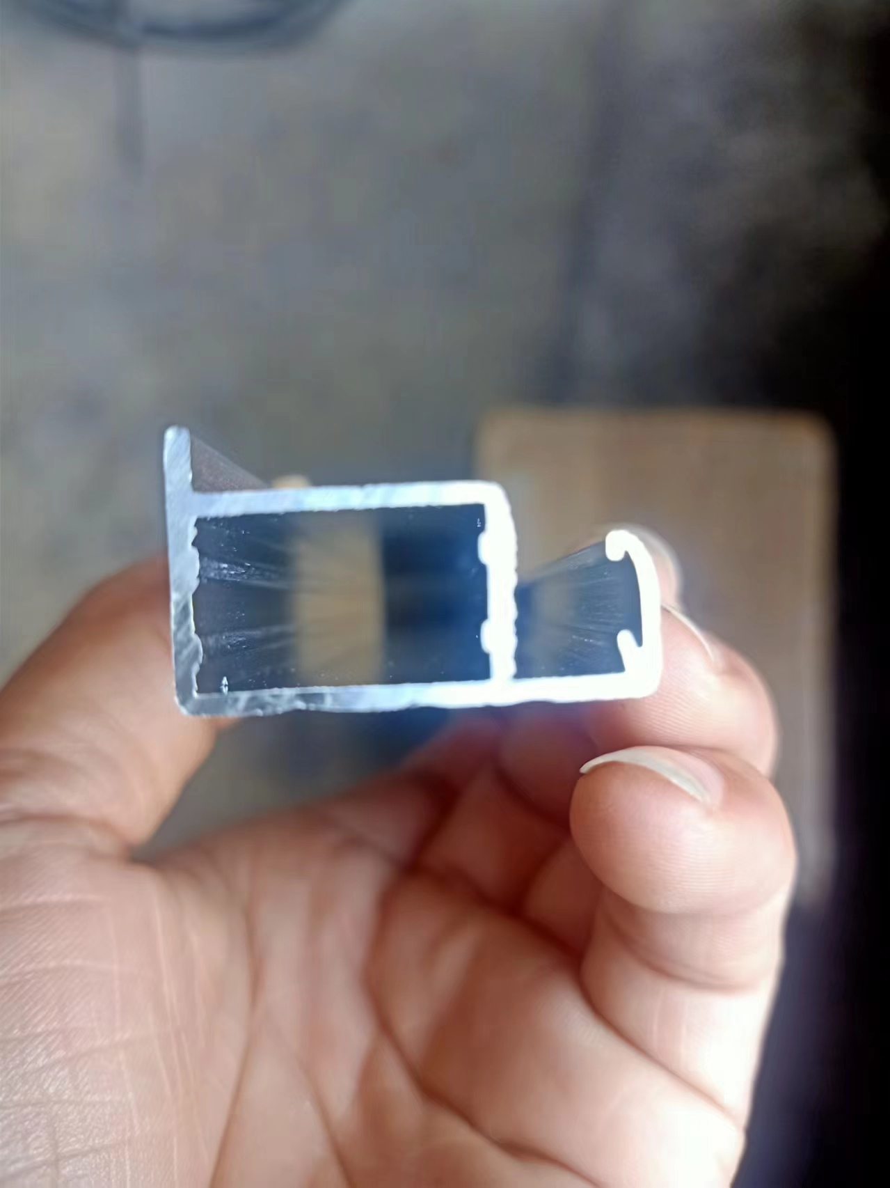 寻铝型材喷砂加工厂，有量，如图，6005T6AA10，光伏边框，喷砂银白氧化
