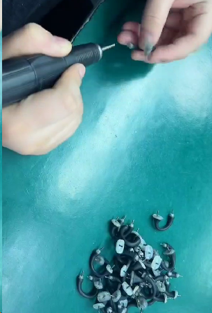 我司找硅胶件研磨打磨的加工厂，手上有十万件，是硅胶材质的，如图，一款小硅胶件