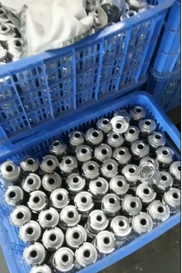 寻有承包加工披锋，气磨的团队或厂商，款式比较多，每款一天至少要做三千件