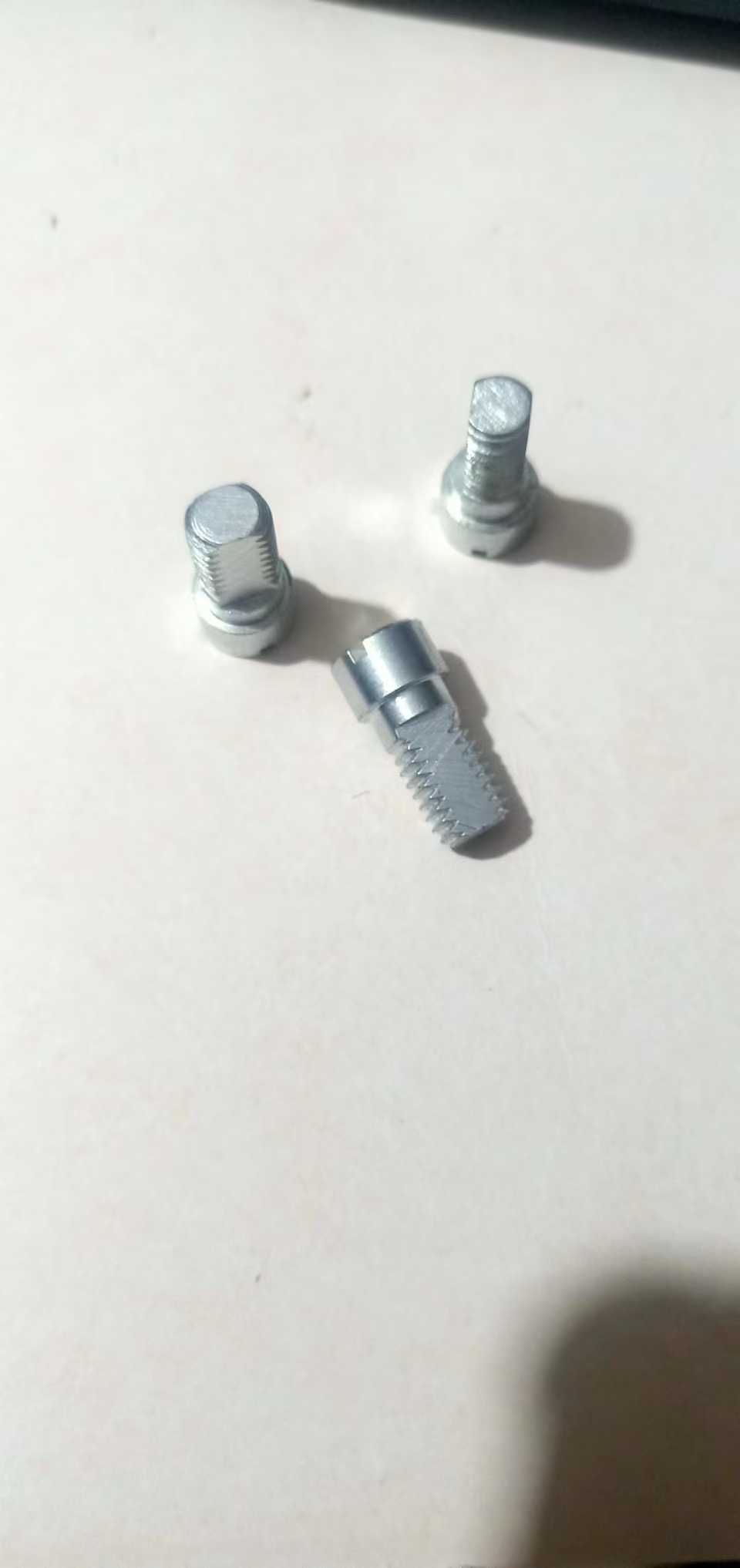 寻能做如图螺丝件的加工厂，量有五千~一万，45号钢材质，如图