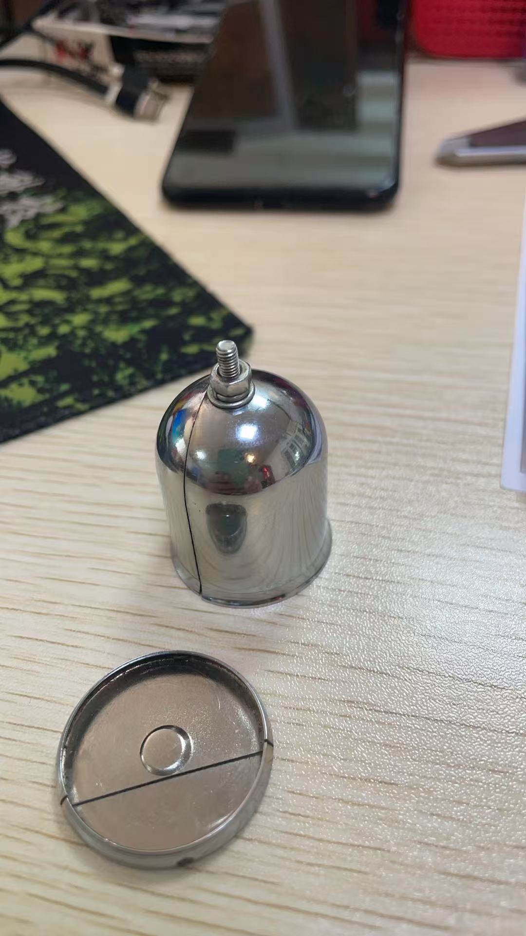 寻求挂电镀装饰铬的加工厂，目前有四千套。两个件，铁材质的，如图，