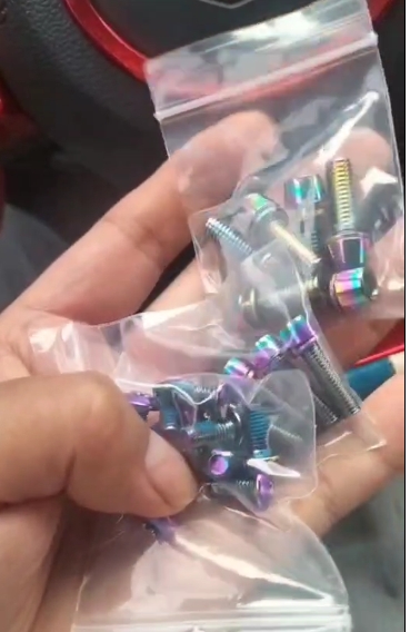 寻能电镀七彩的加工厂，年前有两百公斤，铁材质的螺丝件，M5的螺丝件