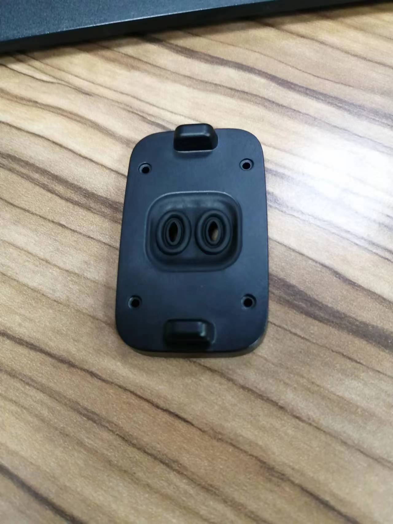 寻求塑胶+包液态工艺的加工厂，先做一万套，如图，我司已经开模具了