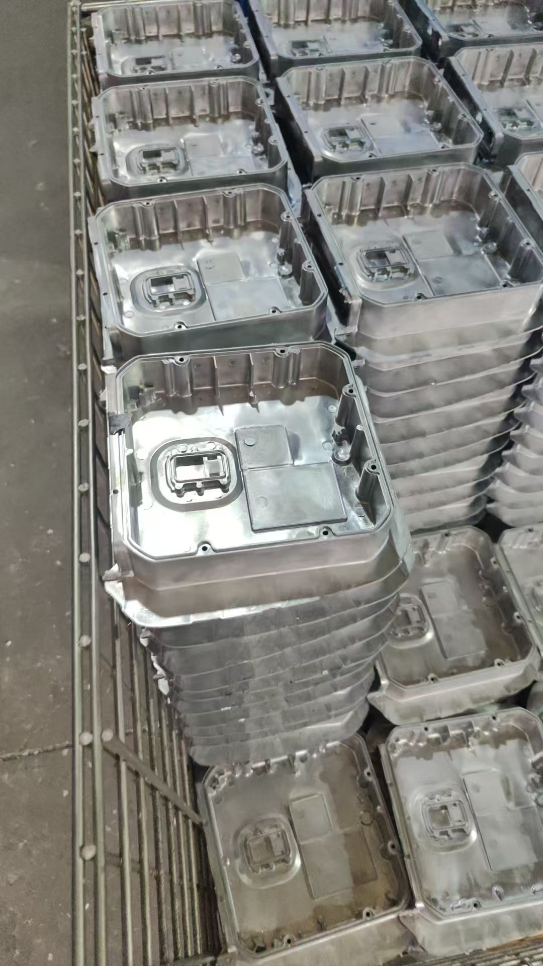 寻长安周边喷粉加工厂，量比较大，如图，铝合金材质，规格不算很大