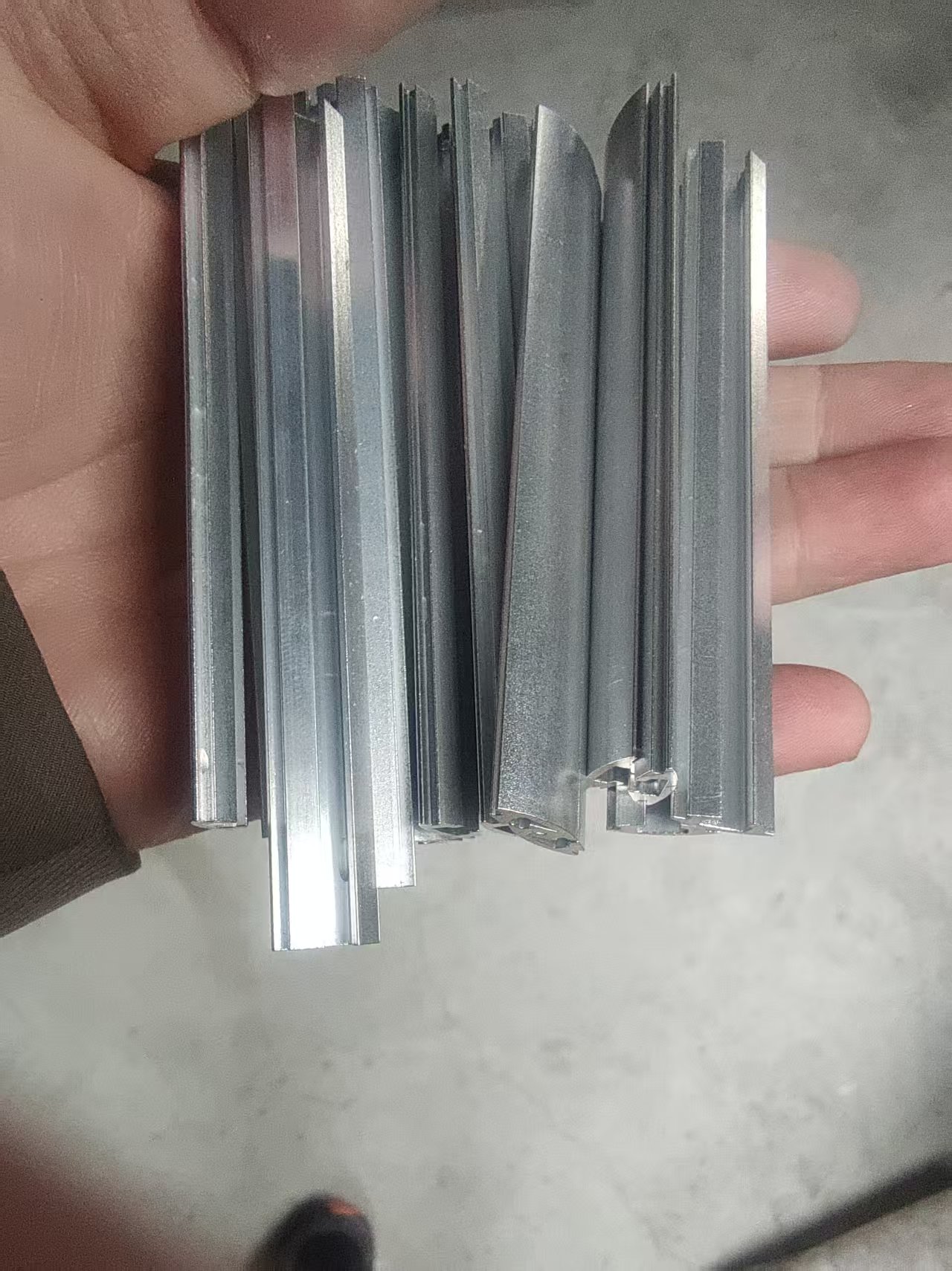 急需找磁力去毛刺的加工厂，月需求三十万件，材质是铝合金的，如图产品