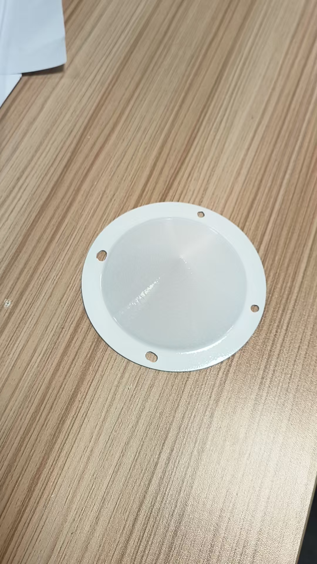 急需找热压成型的加工厂，年需求八十万件，材质是PC或PE，如图，种反光灯罩
