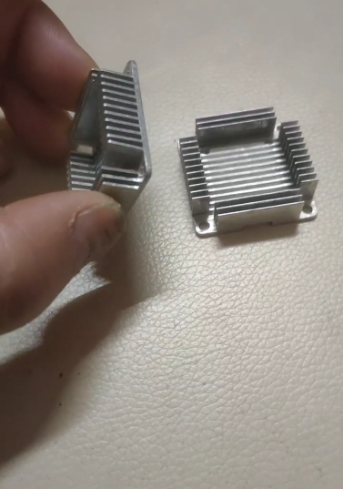 寻CNC电脑锣加工厂，量大，一个月最少有10多万，如图，铝材质，是一款散热器
