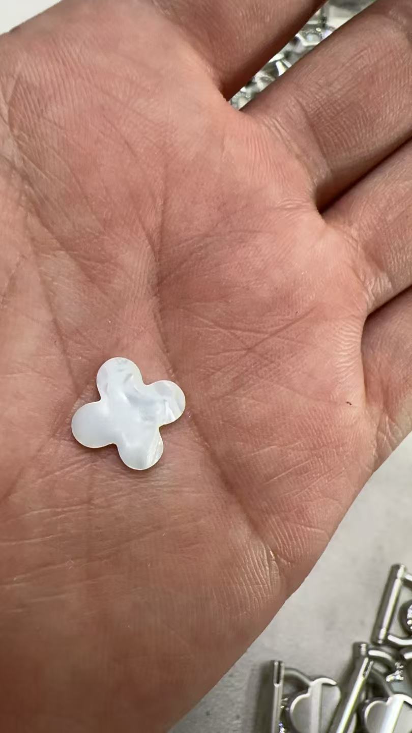 寻能做亚克力材质的加工厂，如图，数量是比较多，如图，是款四叶草，亚克力