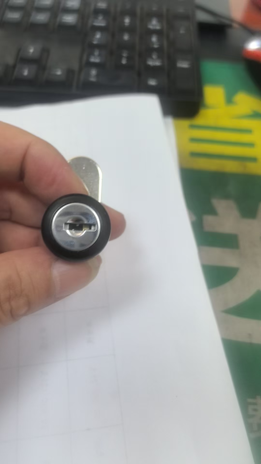 求购如图配电箱门柜锁，长期需要的，如图上面的那种，我司在东莞长安，