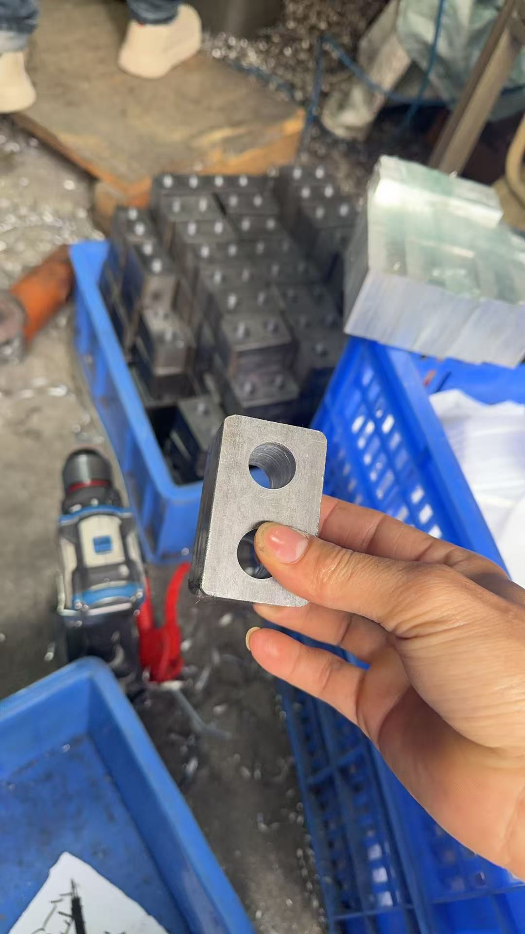 找深圳松岗周边滚镀彩锌电镀加工厂，这批手上有一百多公斤， 材质是Q235的