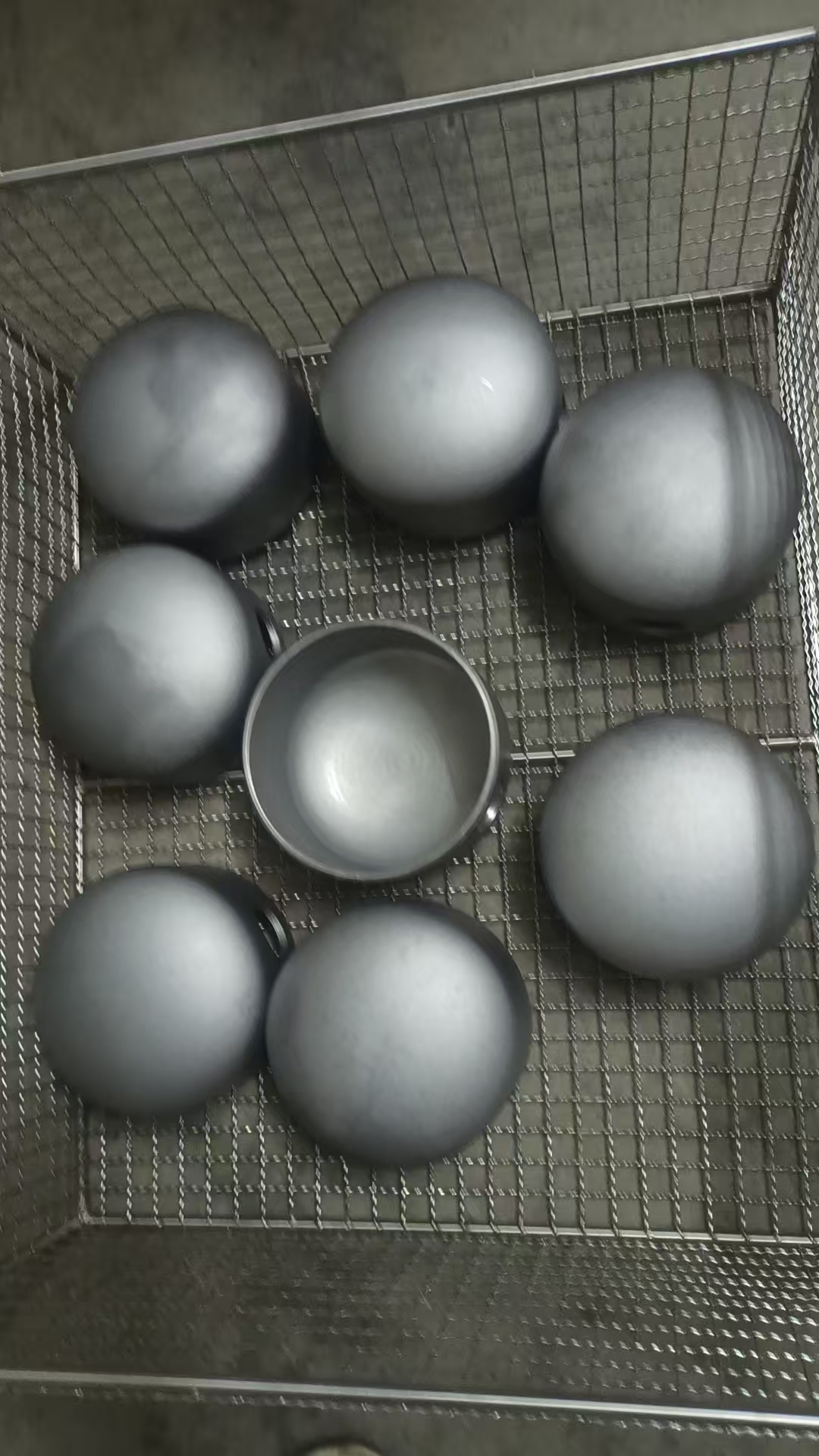 寻清洗加工厂，一个月六七吨，如图，铁的拉伸件，清洗油污跟灰尘，拉伸油清洗干净