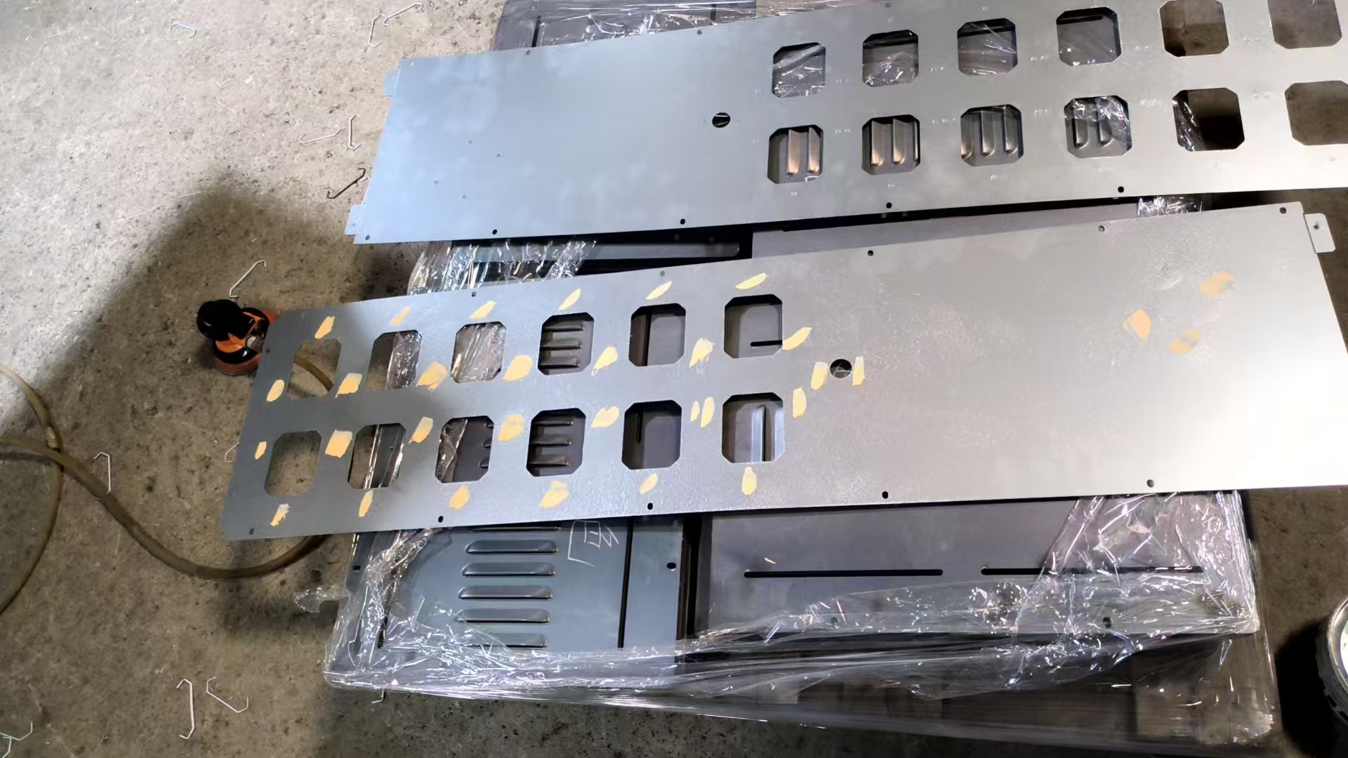 寻求上门加工刮灰打磨的加工厂，目前这批有2000多件，这款产品是做完一批下一批的，如图产品，