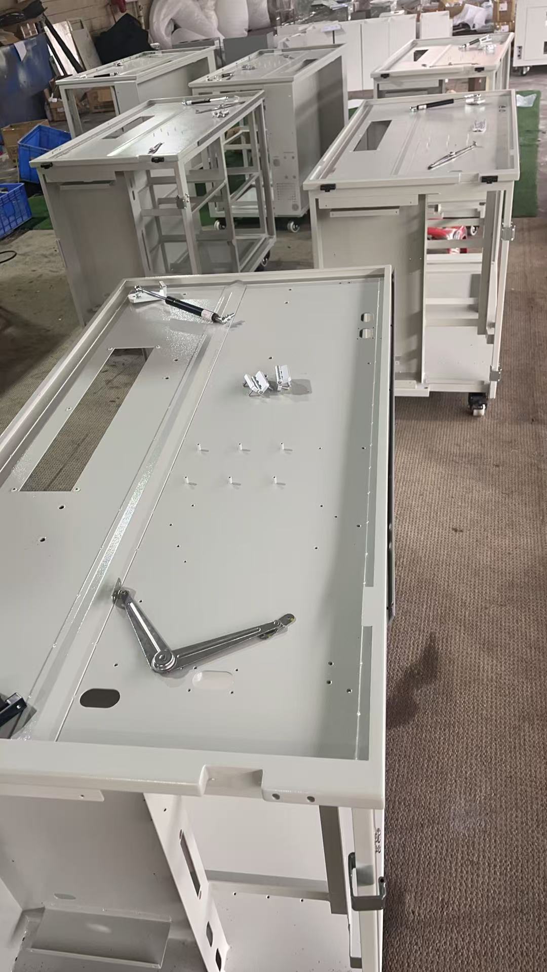 寻锌系磷化清洗加工厂，有几十件，铁的，如图柜体，我司在惠州新圩秋长