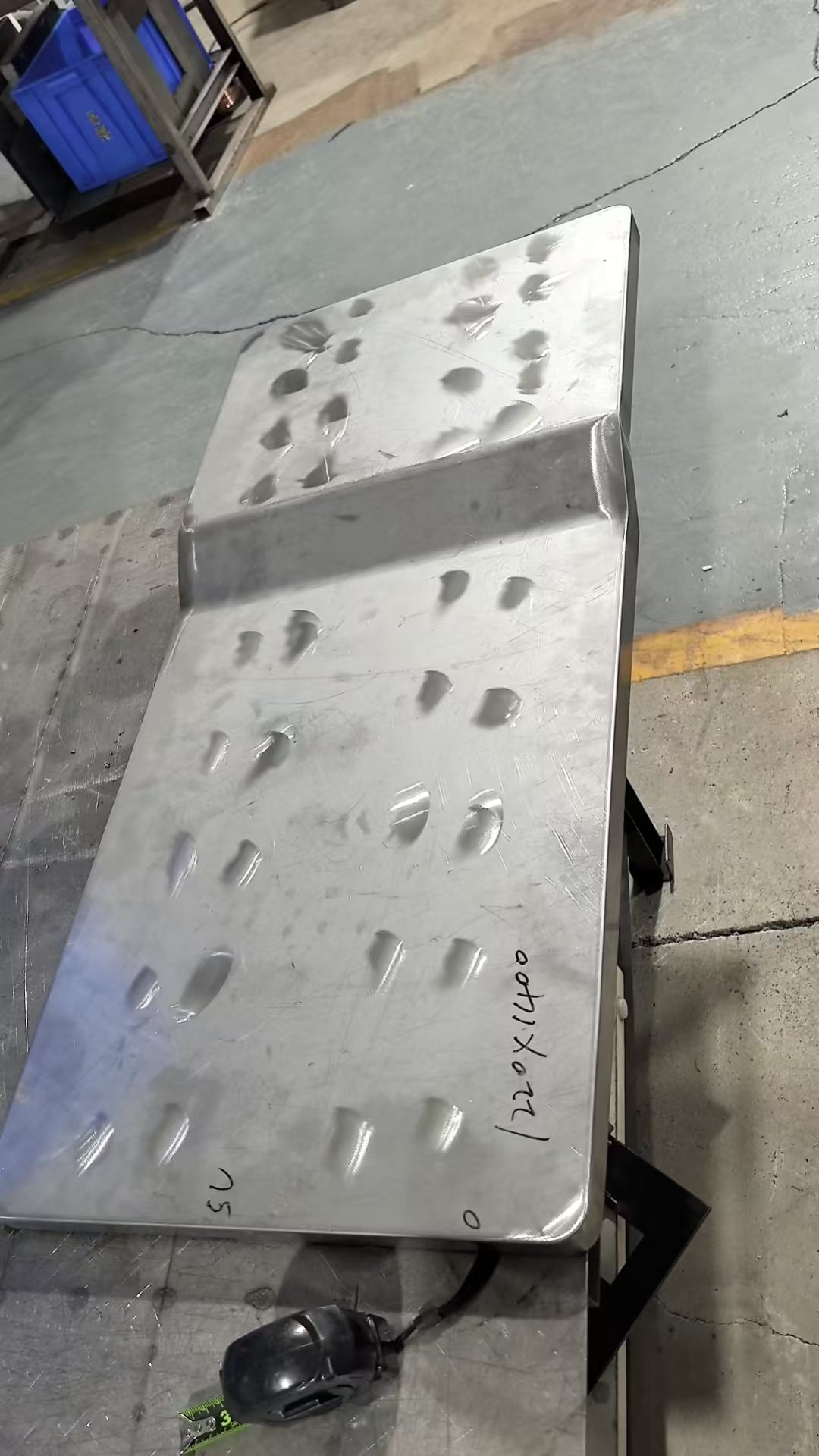 寻求拉丝处理加工厂，目前有100张，如图，规格900*450mm，不锈钢台面，刚