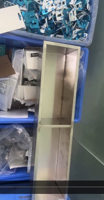 寻有做真空镀及亮UV加工厂，需求五万件，是一款PC+ABS件，装饰件产品壳框，
