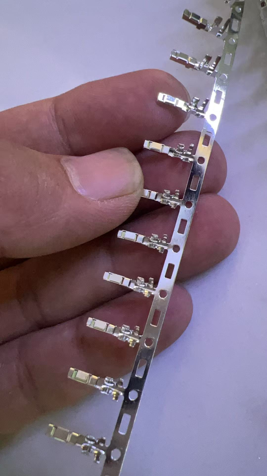 寻连续镀金的电镀加工厂，量很大，如图，是一款端子，一半镀金，另一半
