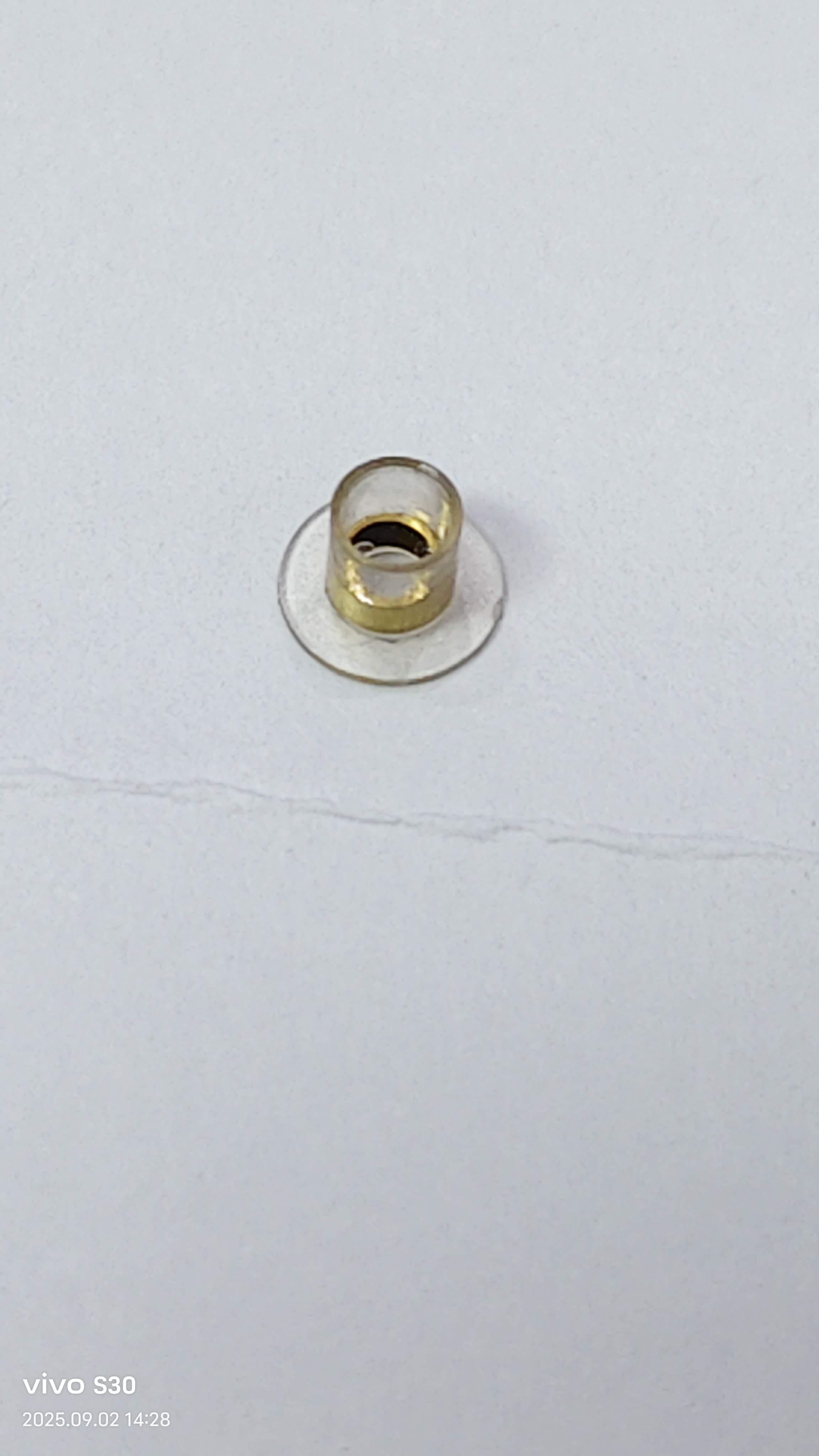 寻能做铆钉的加工厂，量多少还不确定，是有量的，如图，金属+塑胶材质