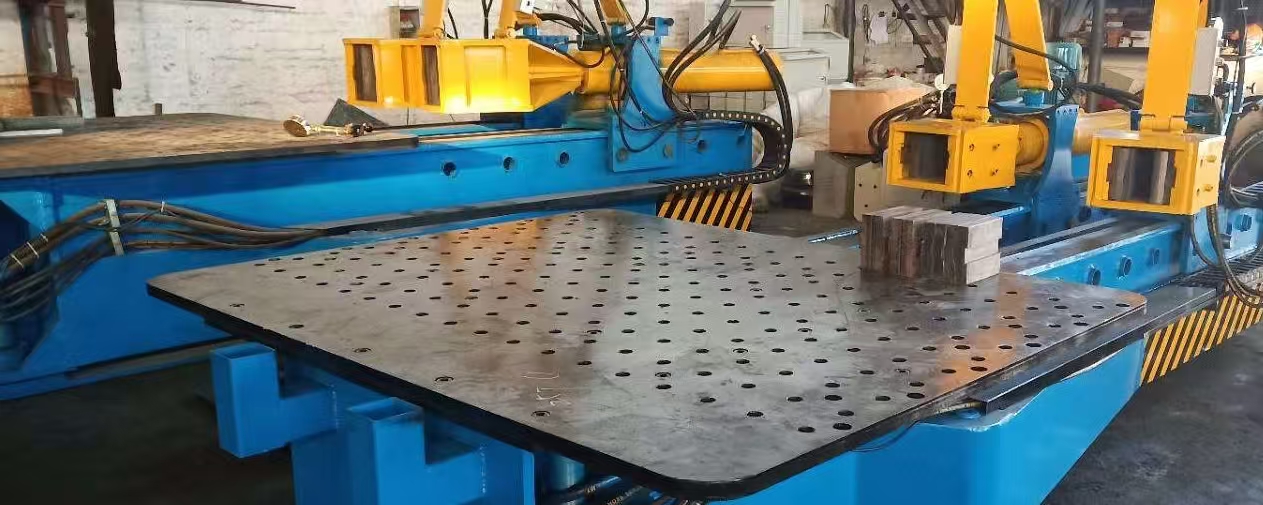 寻有上门钻孔的加工厂，如图，设备上的钢板需要钻孔，需要人和技