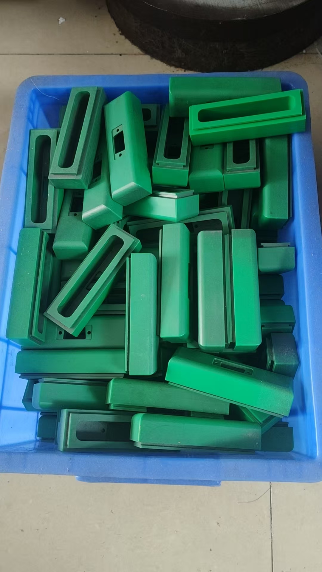 寻做喷油处理加工，大概有百来件左右，是塑料件，表面很脏，需要喷油处