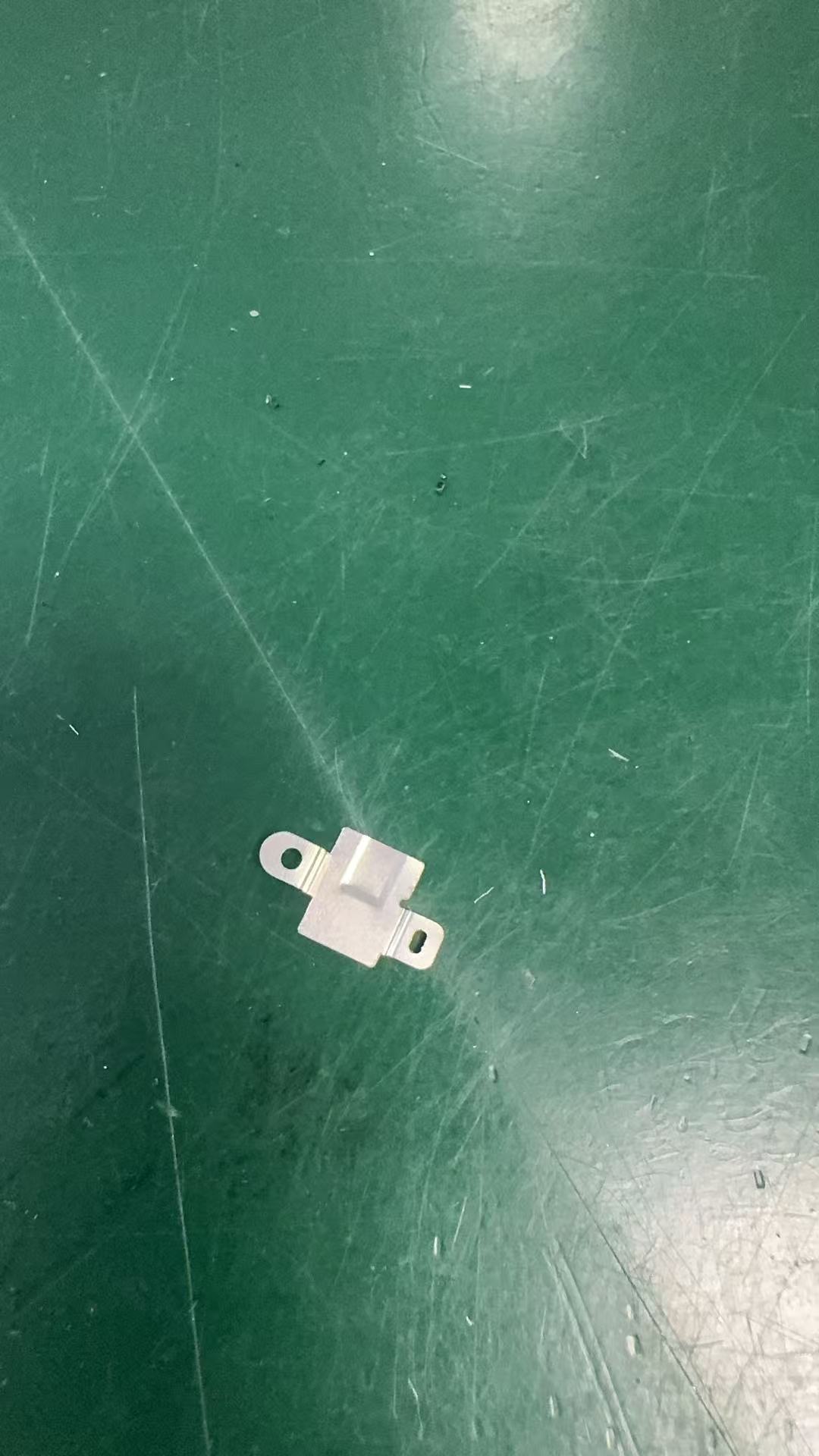 找五金冲压加工厂,量还可以,一个月几十万件,不锈钢基材,如图,我司