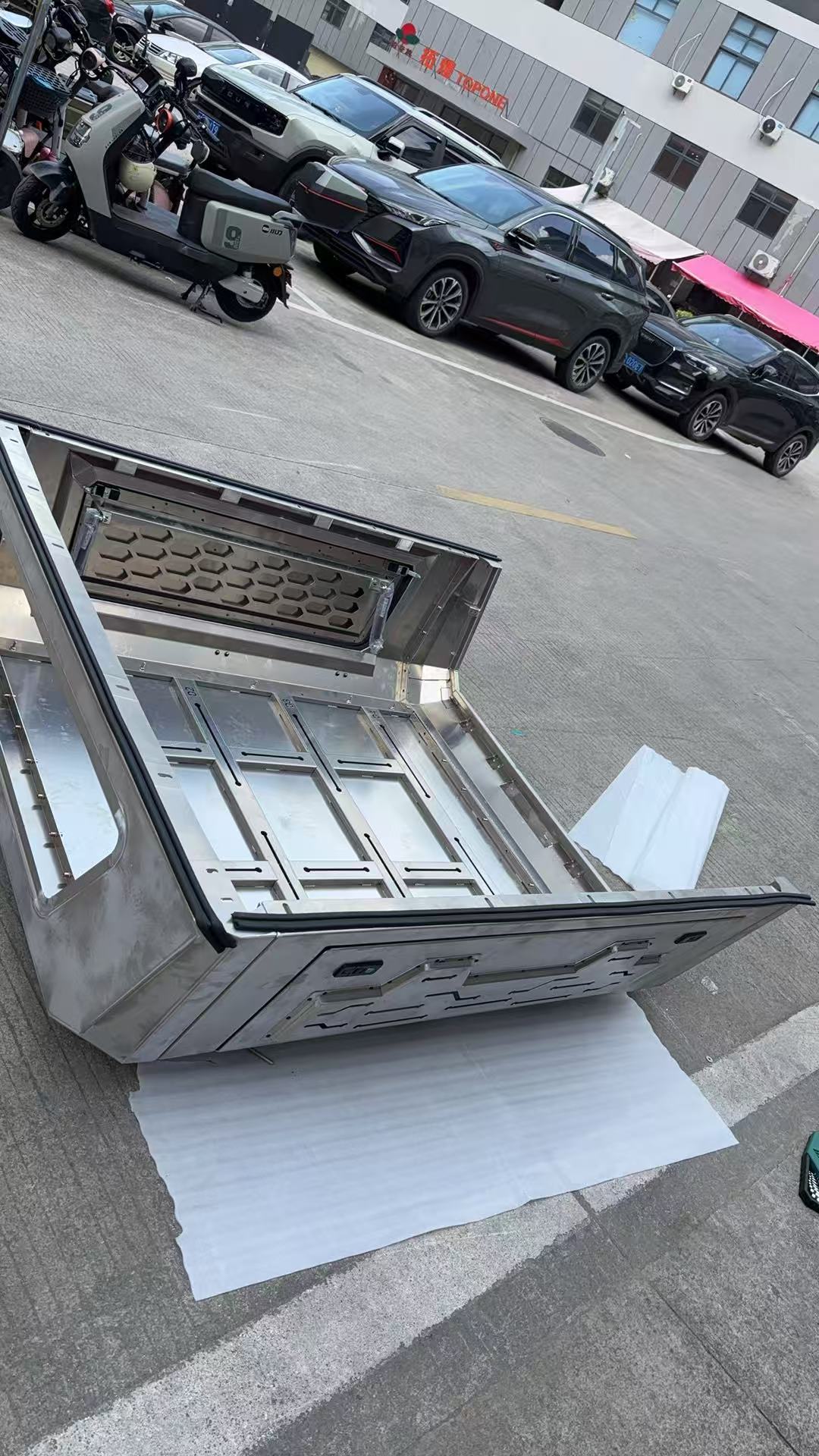 寻有做铝板的加工厂，一个月大概做2000张板，材质是1.5～2.0材料