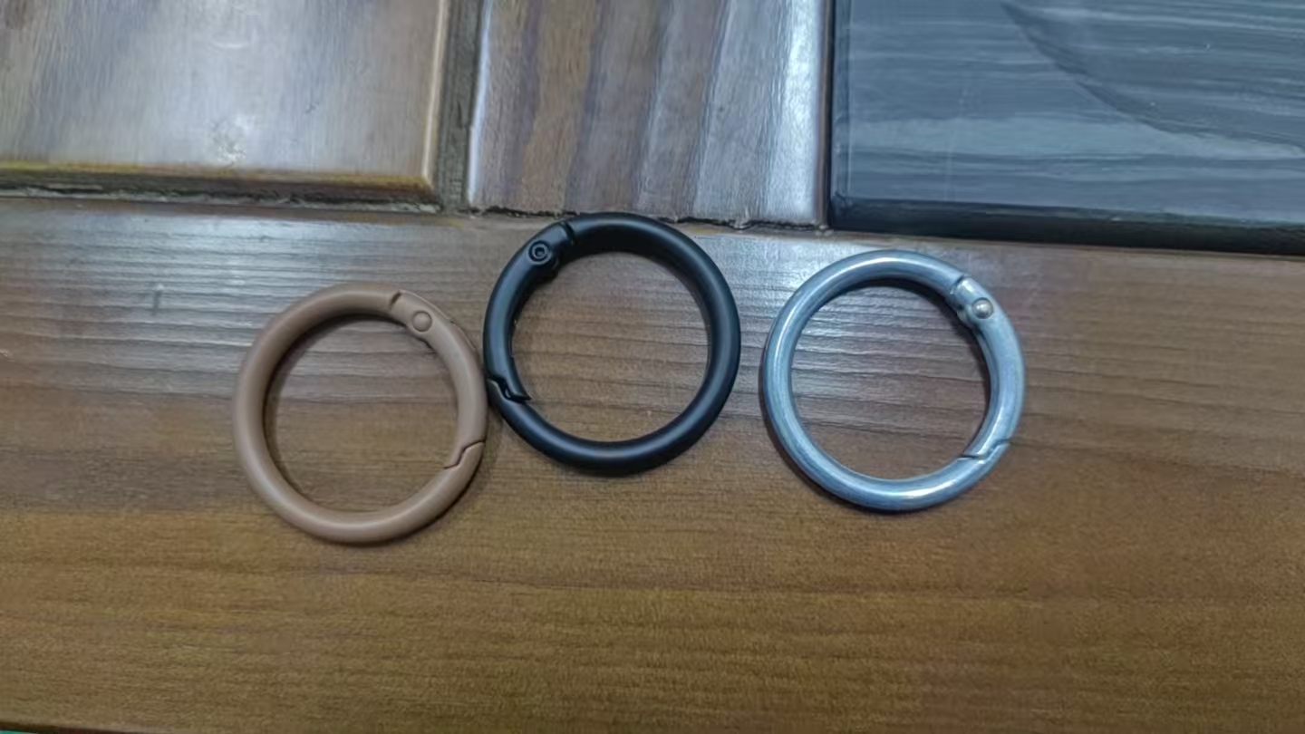 寻求喷橡胶漆的喷涂加工厂，量还可以，如图五金件的，先要喷底漆，每个颜色的底