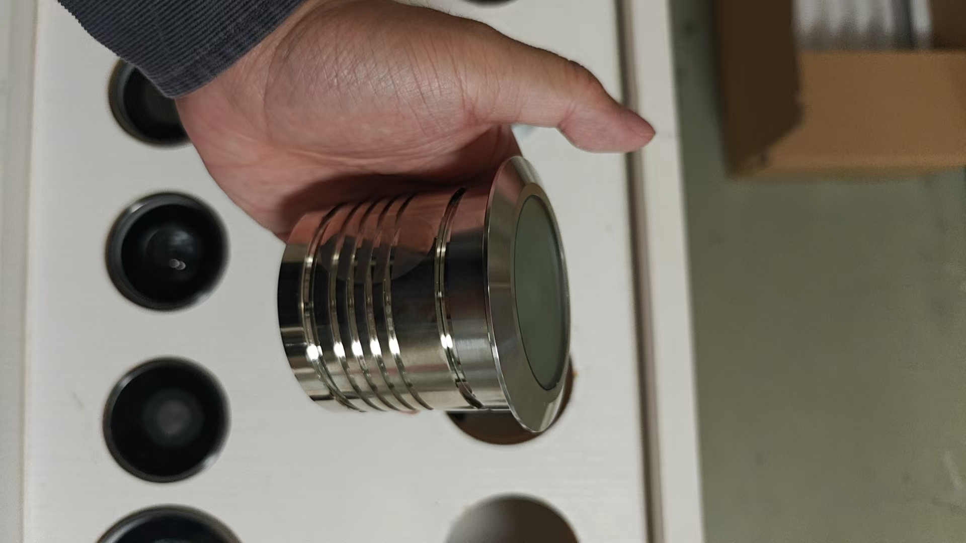 找凤岗拉丝加工厂，一次几百件，月大概一两千件，如图，是不锈钢材