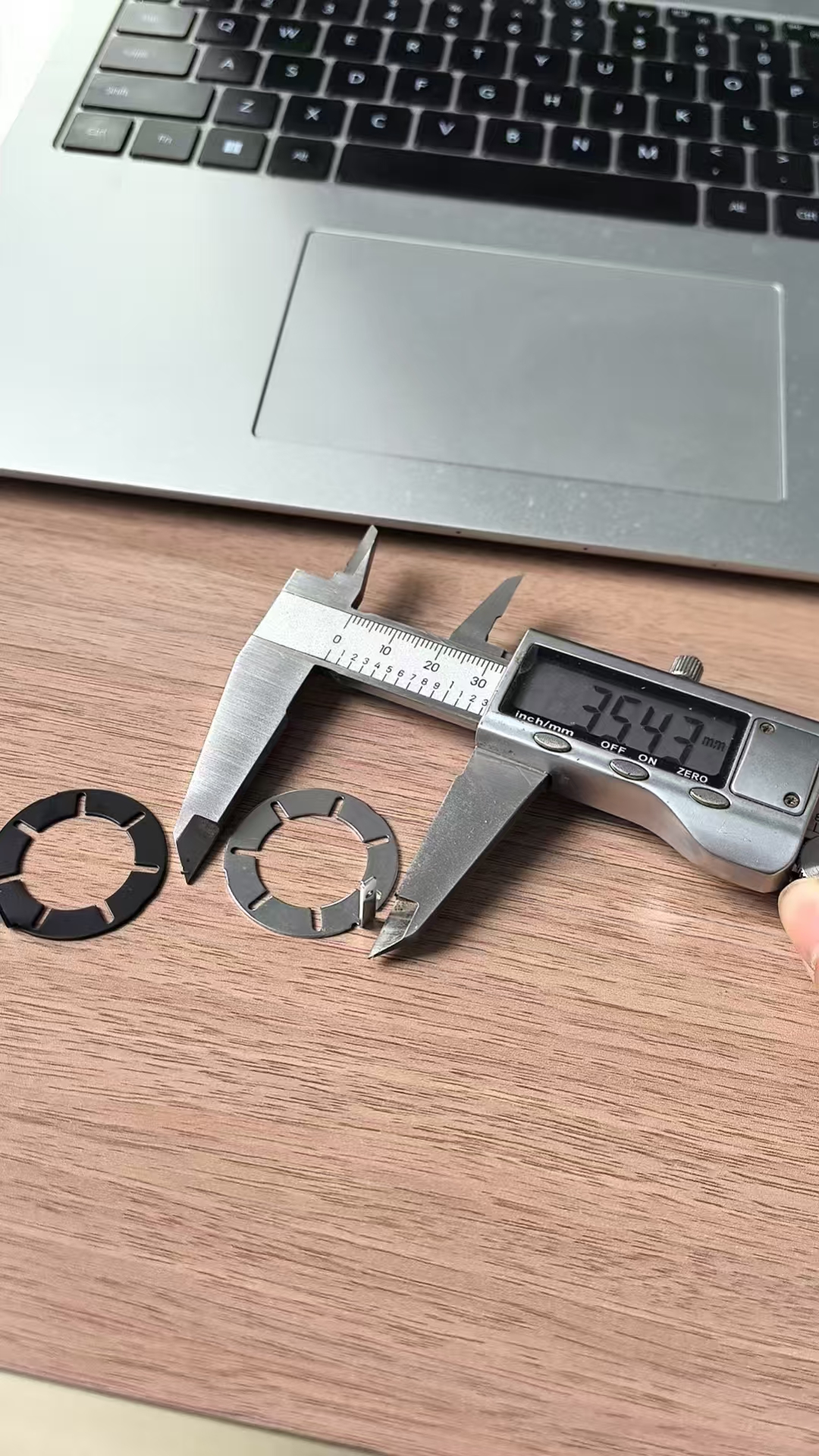 寻求不锈钢发黑加工厂，量是比较多，一款大概有一两万件，大概有五六十款，如图是