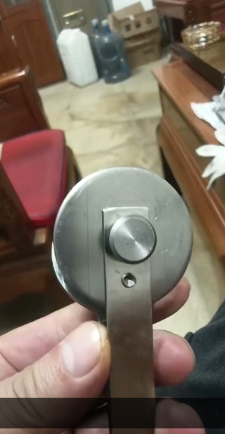 寻求电镀亮铬加工厂，目前一天几万件的货，是铁材质的，如图产品，要求厂家有电镀