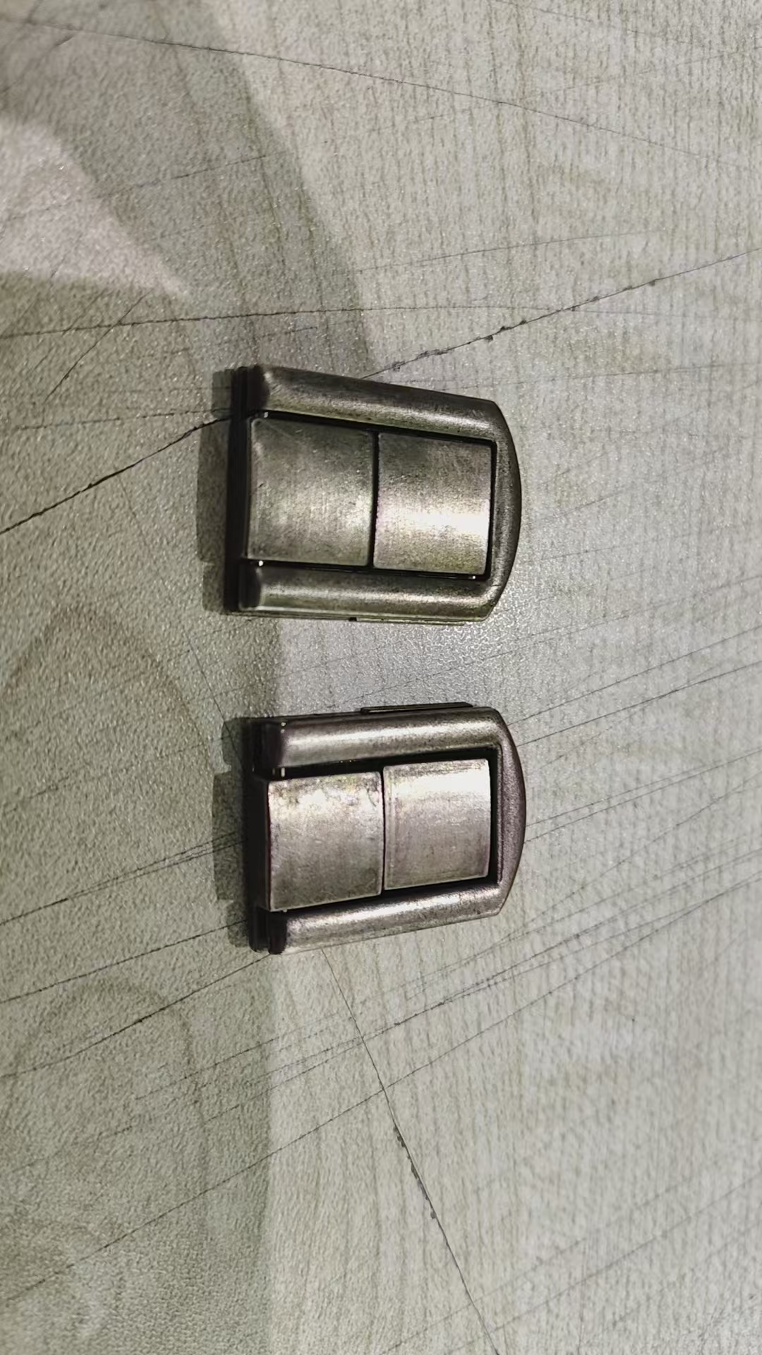 找电镀加工厂，目前我司手上有二十万件的扣子要电镀，锌合金材质的，要求电镀如图效果的