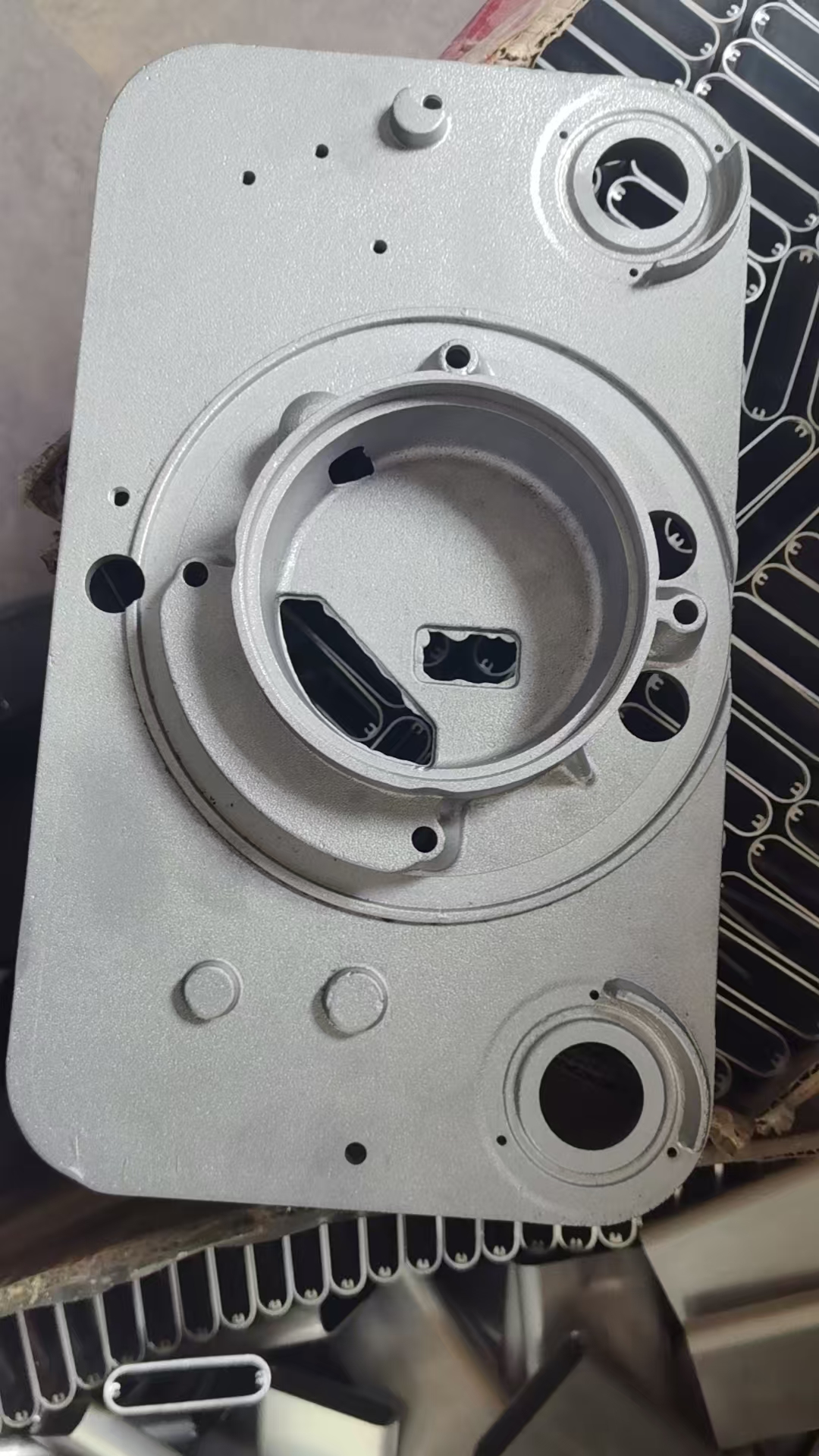 寻求阳极氧化黑色加工厂，目前有七八吨的量（一件1.2公斤，大概六千多件），长期订单，每个