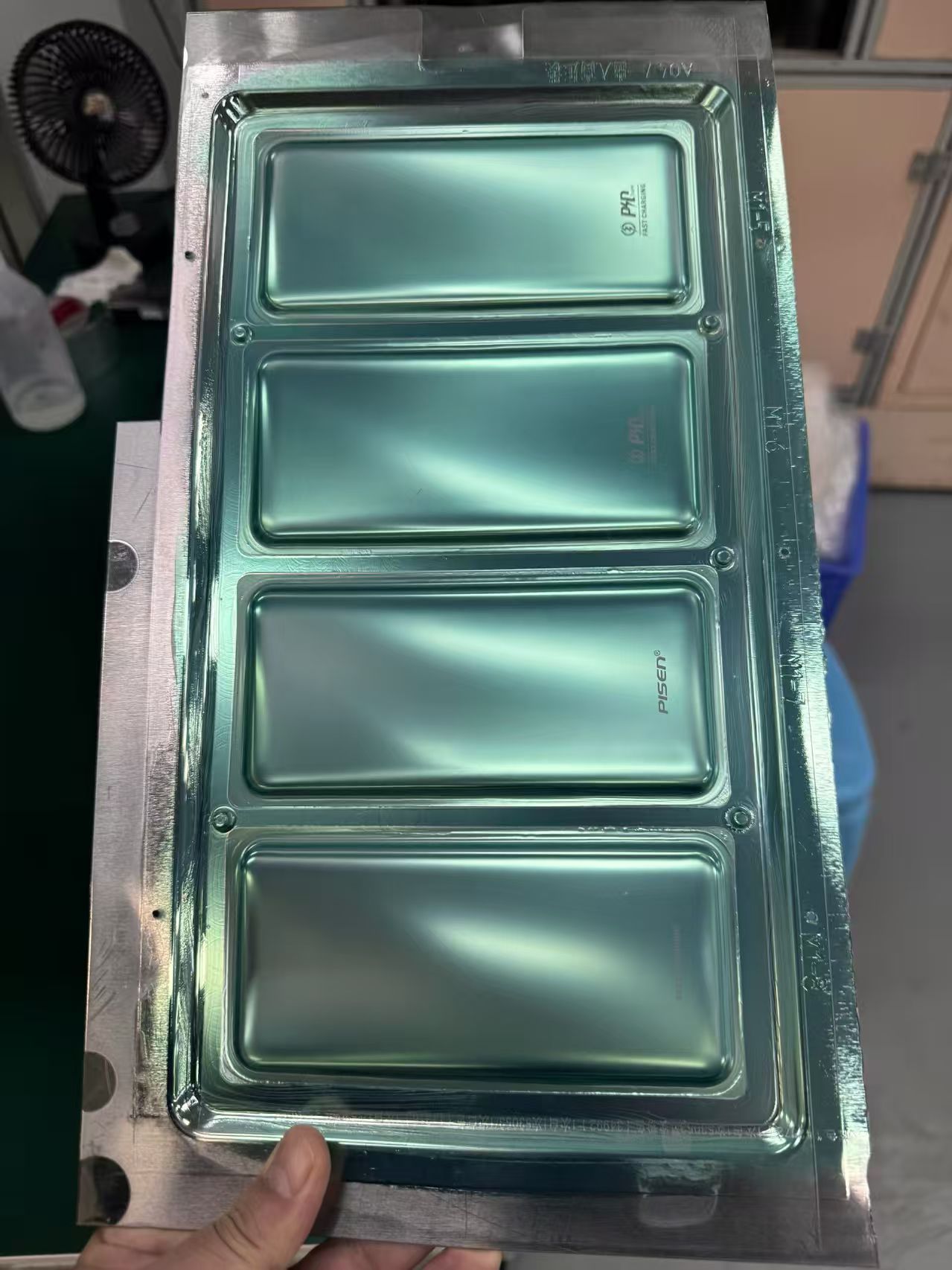 寻求模内注塑工艺加工厂，量还可以，大概有十多套产品，目前需要做3套先，每套先做5000件，材质塑料