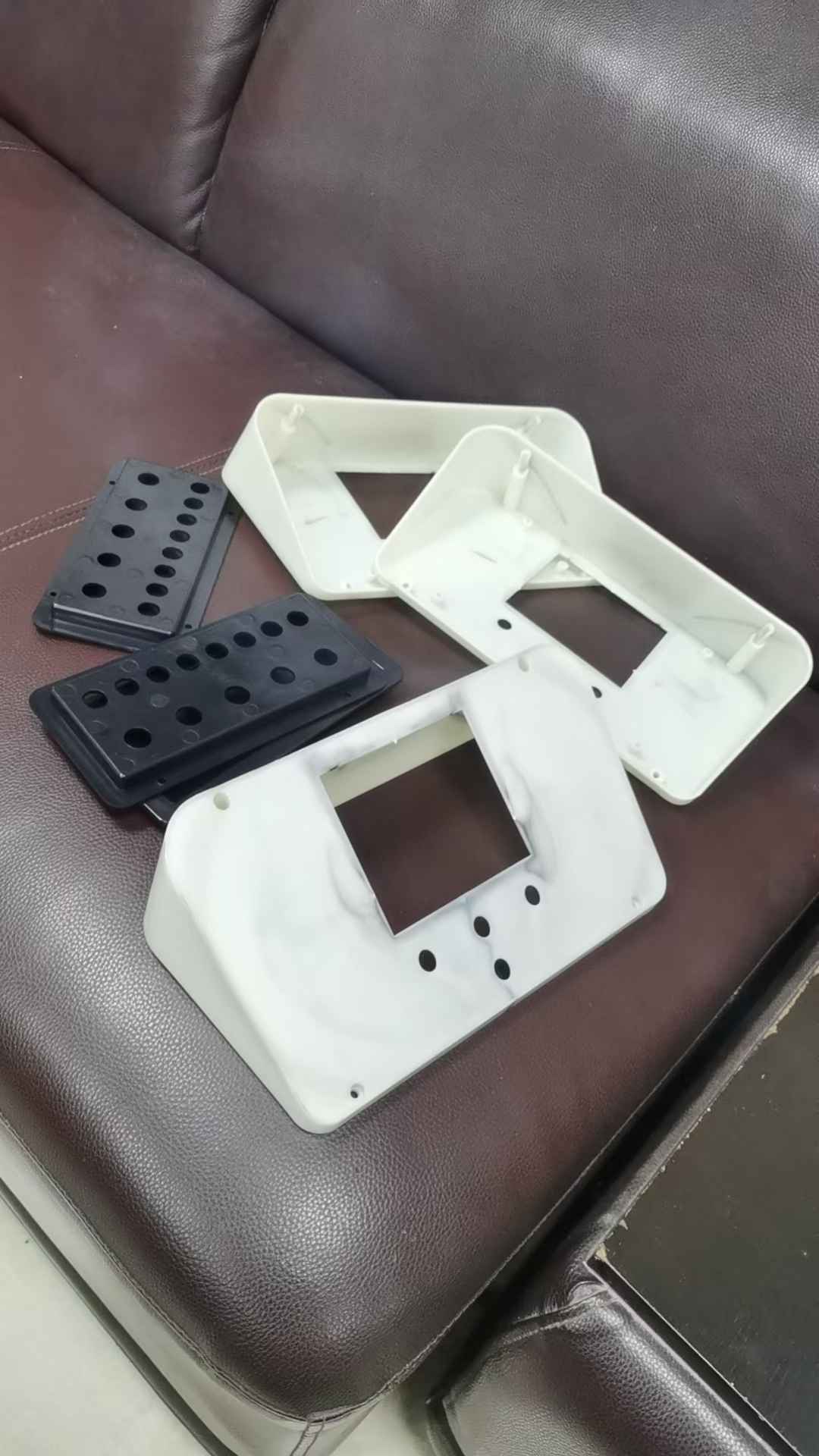 寻求南海狮山周边塑料喷漆加工厂，具体数量多少件没有细说，如图，是一款塑胶件，表